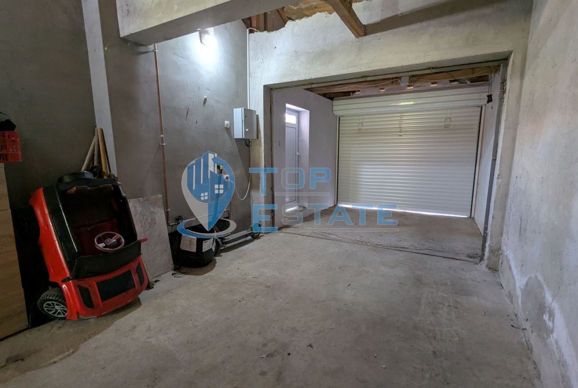 Масивна триетажна къща със сауна и басейн в близост до центъра на град Горна Оряховица, област Велико Търново - 0