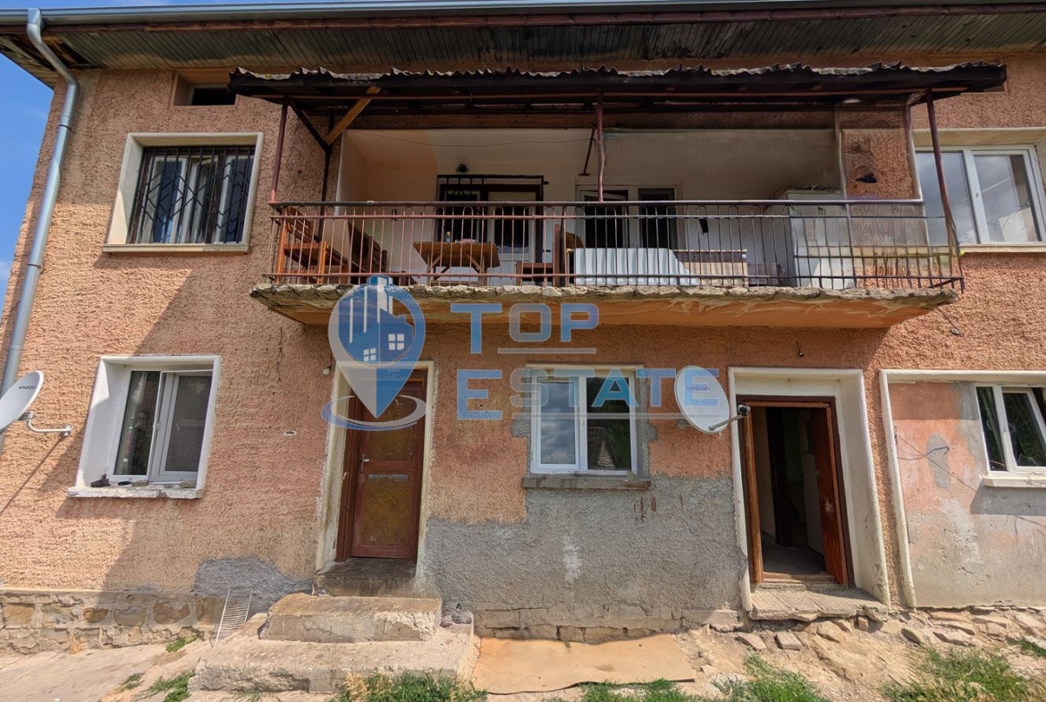 Двуетажна масивна къща с панорама в центъра на град Плачковци - 0