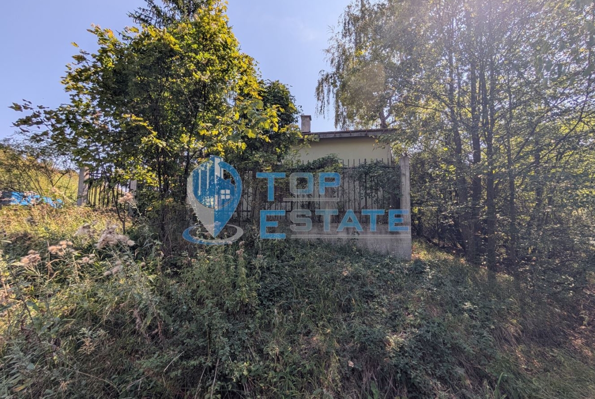 Едноетажна къща в централната част на Стара планина, в землището на село Станчов хан - 0