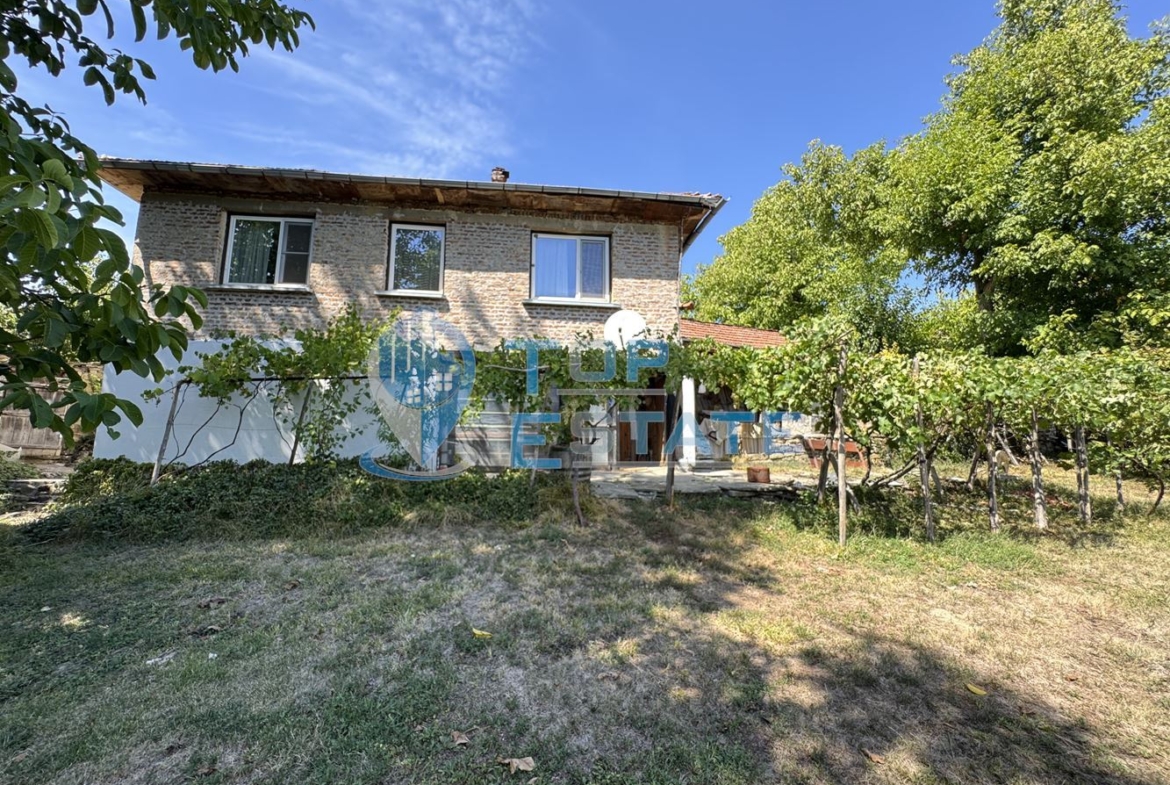 Двуетажна тухлена къща с кладенец и голям двор в село Гоздейка, област Велико Търново - 0