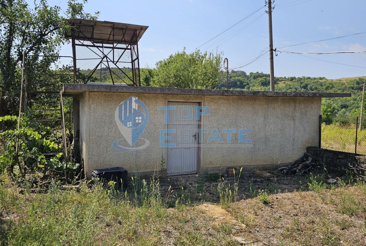 Двуетажна тухлена къща с гараж и голям двор в село Добромирка - 0