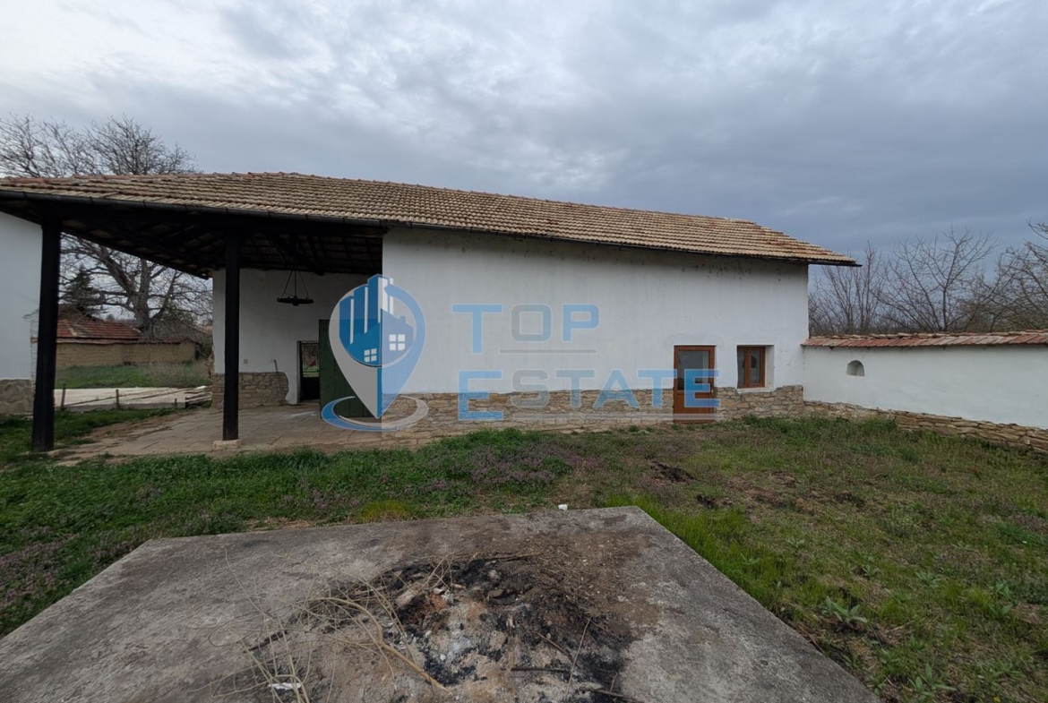 Двуетажна къща с голям двор и кладенец в село Ресен - 0