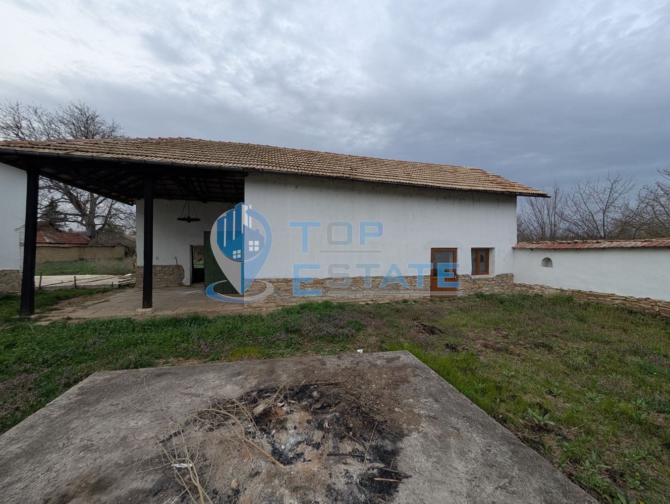 Двуетажна къща с голям двор и кладенец в село Ресен - 0