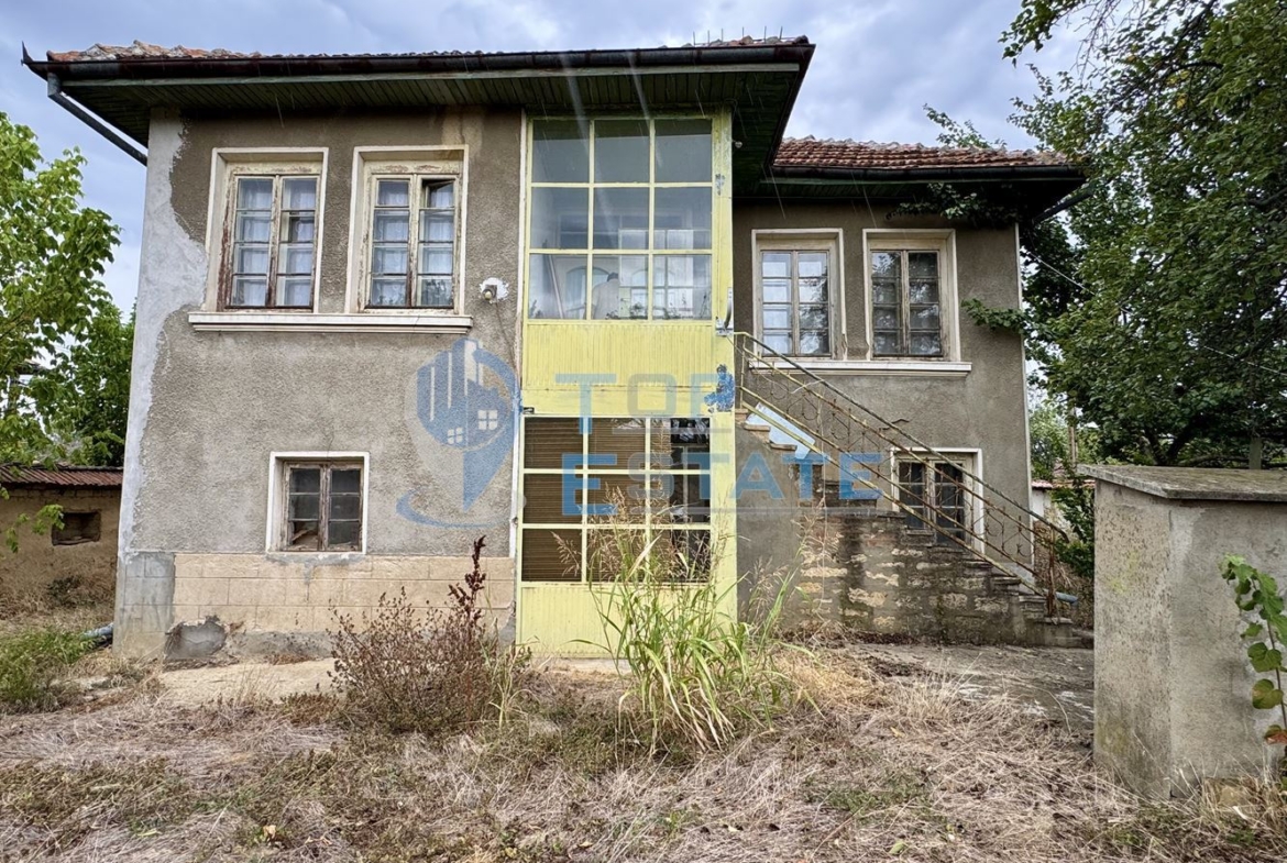 Двуетажна къща с кладенец и голям двор в село Ресен, област Велико Търново - 0