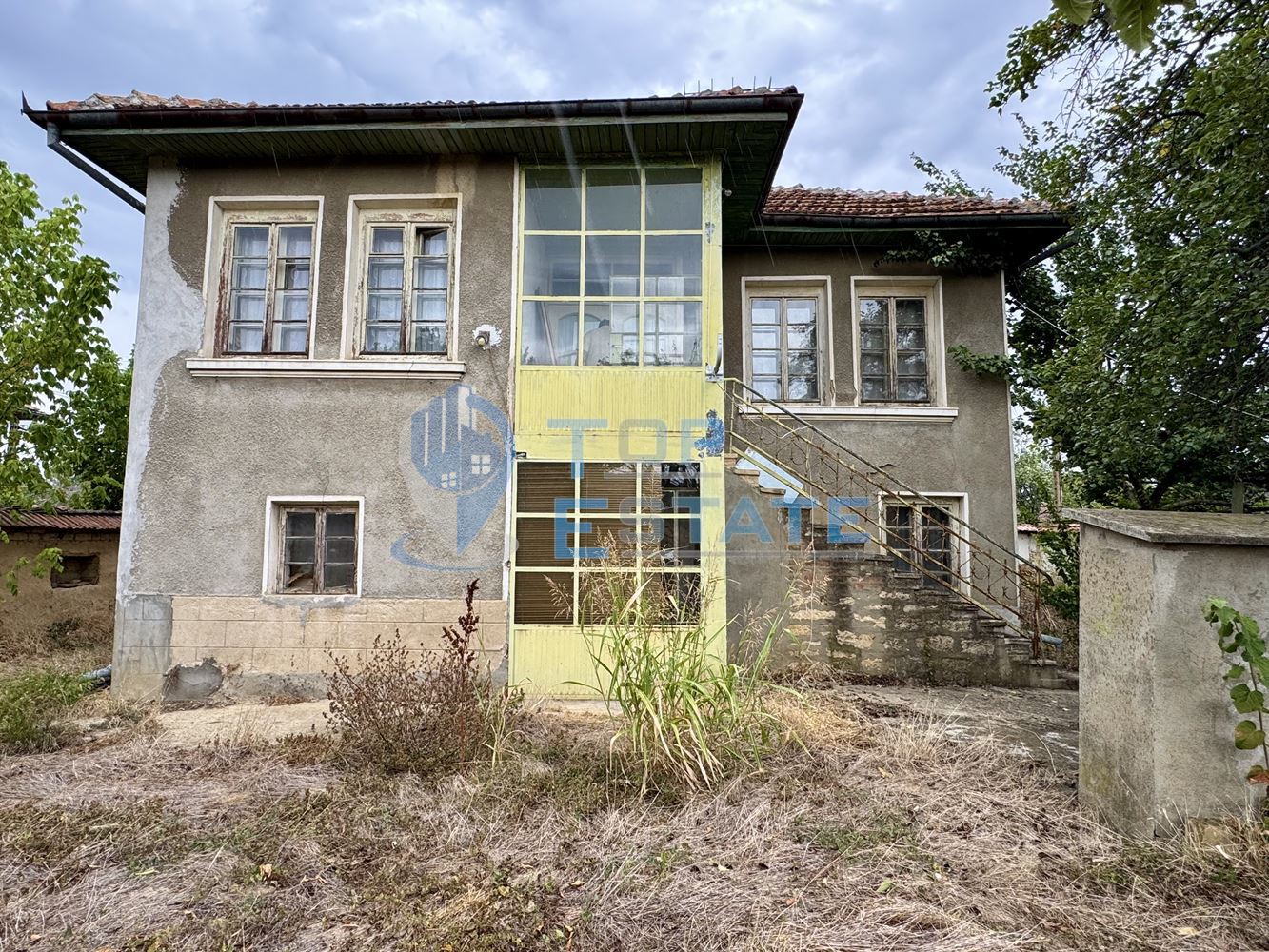 Двуетажна къща с кладенец и голям двор в село Ресен, област Велико Търново - 0