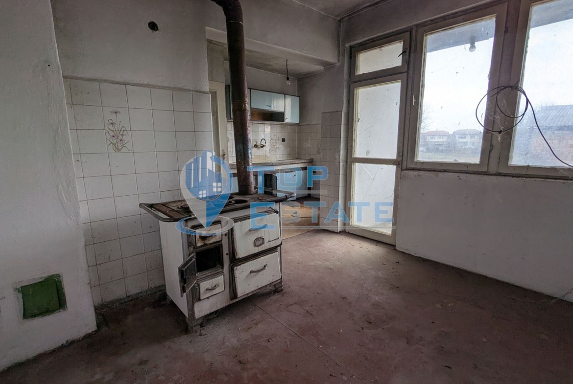 Двуетажна масивна къща в град Стражица, област Велико Търново - 0