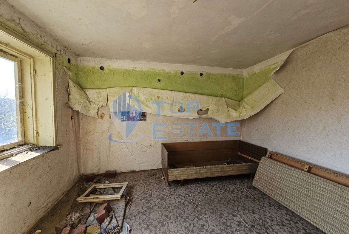 Масивна тухлена двуетажна къща с голям двор в село Драгомирово, община Свищов - 0