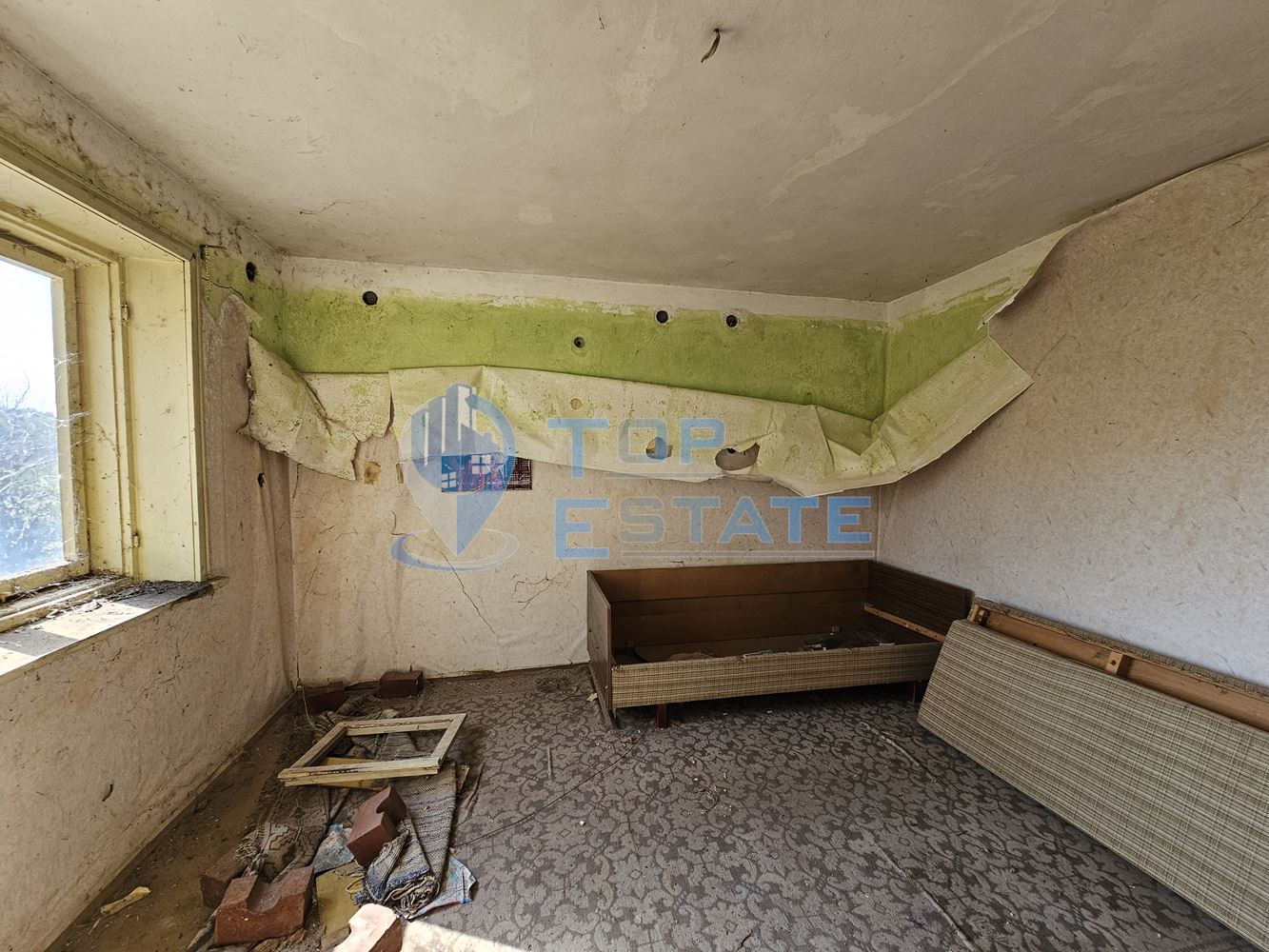 Масивна тухлена двуетажна къща с голям двор в село Драгомирово, община Свищов-0 Масивна тухлена двуетажна къща с голям двор в село Драгомирово, община Свищов - 0