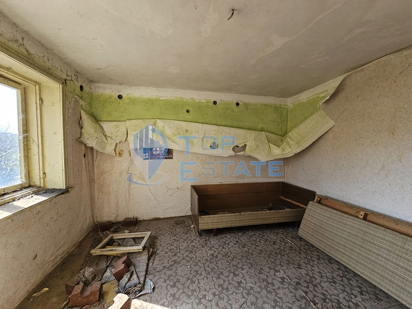Масивна тухлена двуетажна къща с голям двор в село Драгомирово, община Свищов - 0
