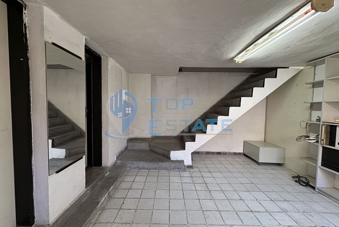 Двуетажна сграда подходяща за развитие на бизнес в центъра на град Павликени, област Велико Търново - 0