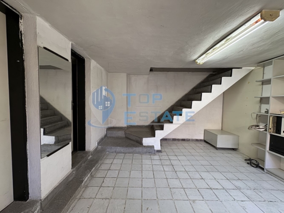 Двуетажна сграда подходяща за развитие на бизнес в центъра на град Павликени, област Велико Търново - 0