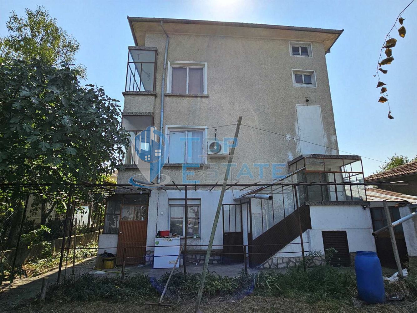 Триетажна масивна къща с двор, гараж и панорама в централната част на гр. Свищов-0 Триетажна масивна къща с двор, гараж и панорама в централната част на гр. Свищов - 0