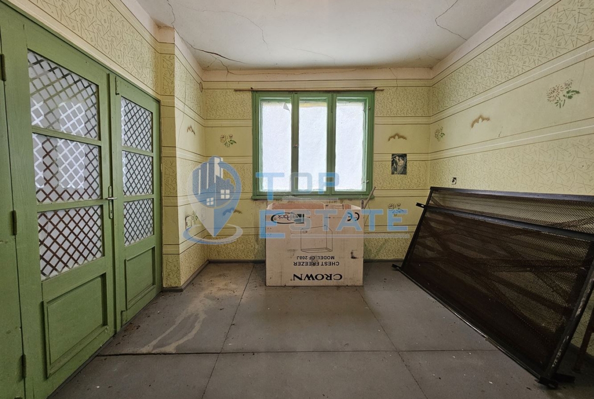 Масивна двуетажна къща с голям двор и гараж в село Караисен - 0