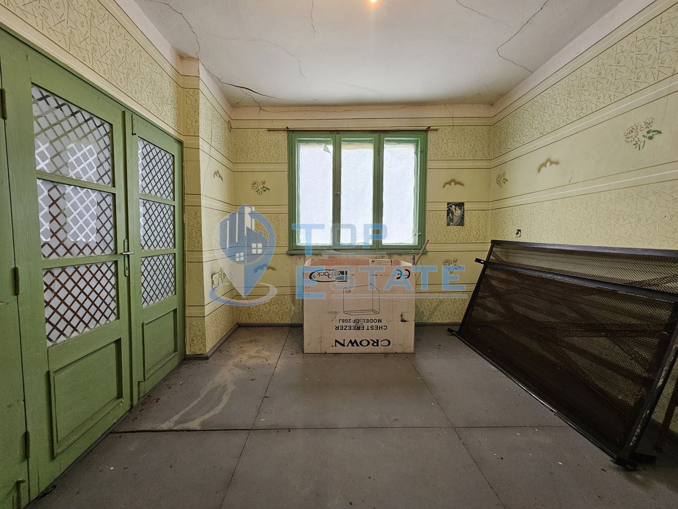 Масивна двуетажна къща с голям двор и гараж в село Караисен - 0