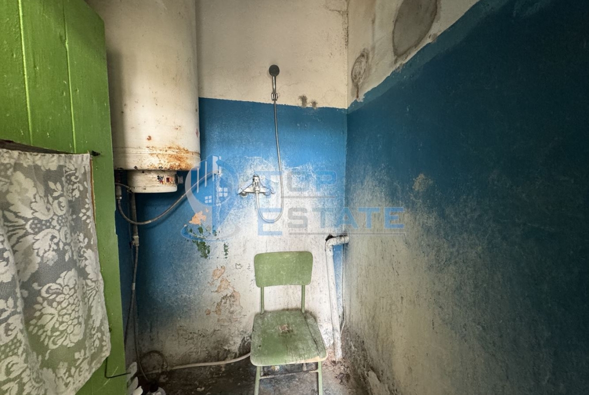 Двуетажна тухлена къща с кладенец в село Ресен, област Велико Търново - 0