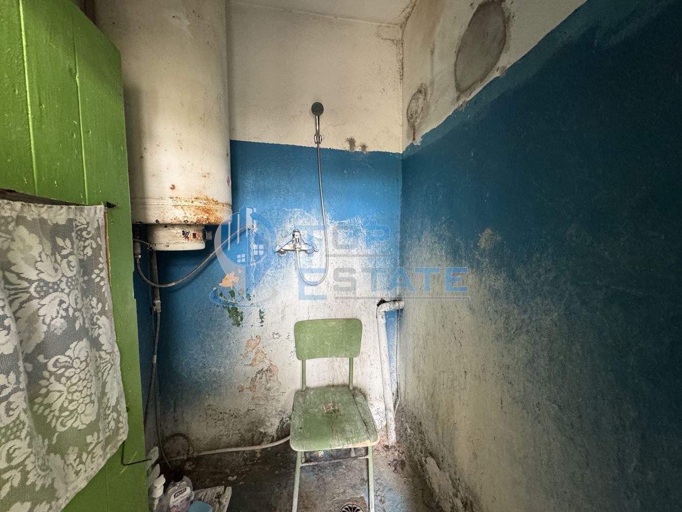 Двуетажна тухлена къща с кладенец в село Ресен, област Велико Търново - 0