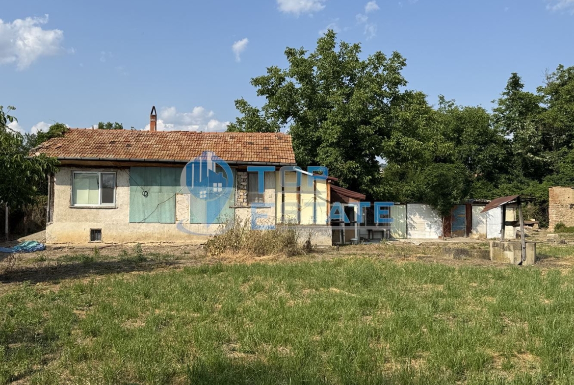 Тухлена къща с кладенец и стопански постройки в село Драганово, област Велико Търново - 0