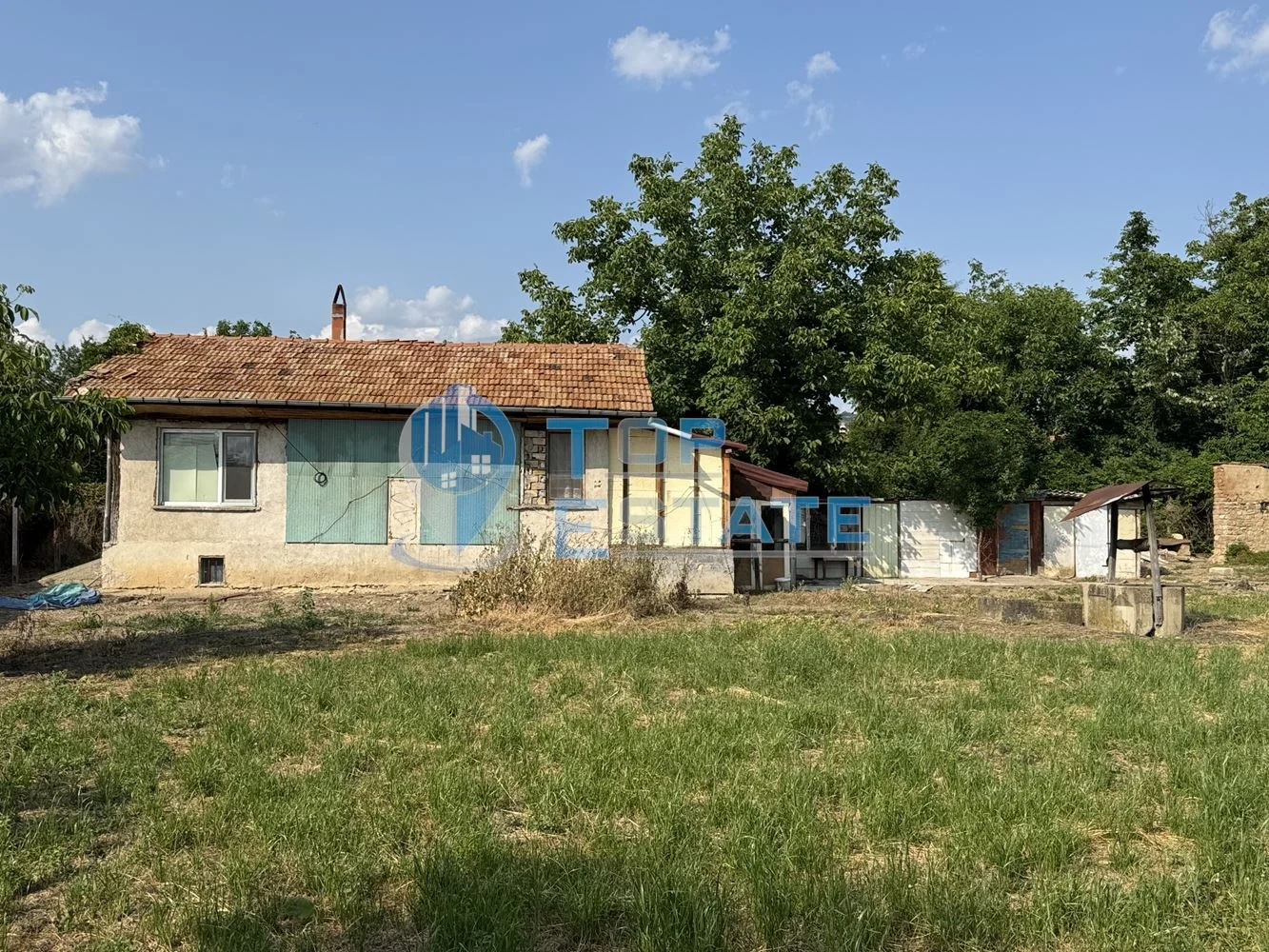 Тухлена къща с кладенец и стопански постройки в село Драганово, област Велико Търново-0 Тухлена къща с кладенец и стопански постройки в село Драганово, област Велико Търново - 0