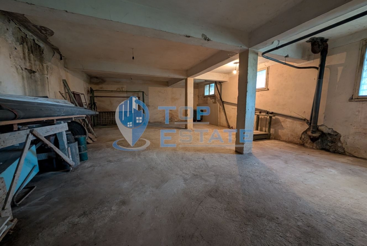 Търговска сграда в центъра на село Самоводене - 0