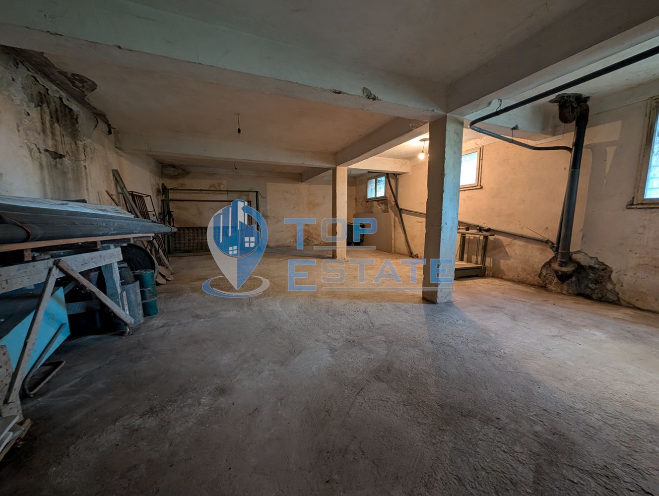 Търговска сграда в центъра на село Самоводене - 0