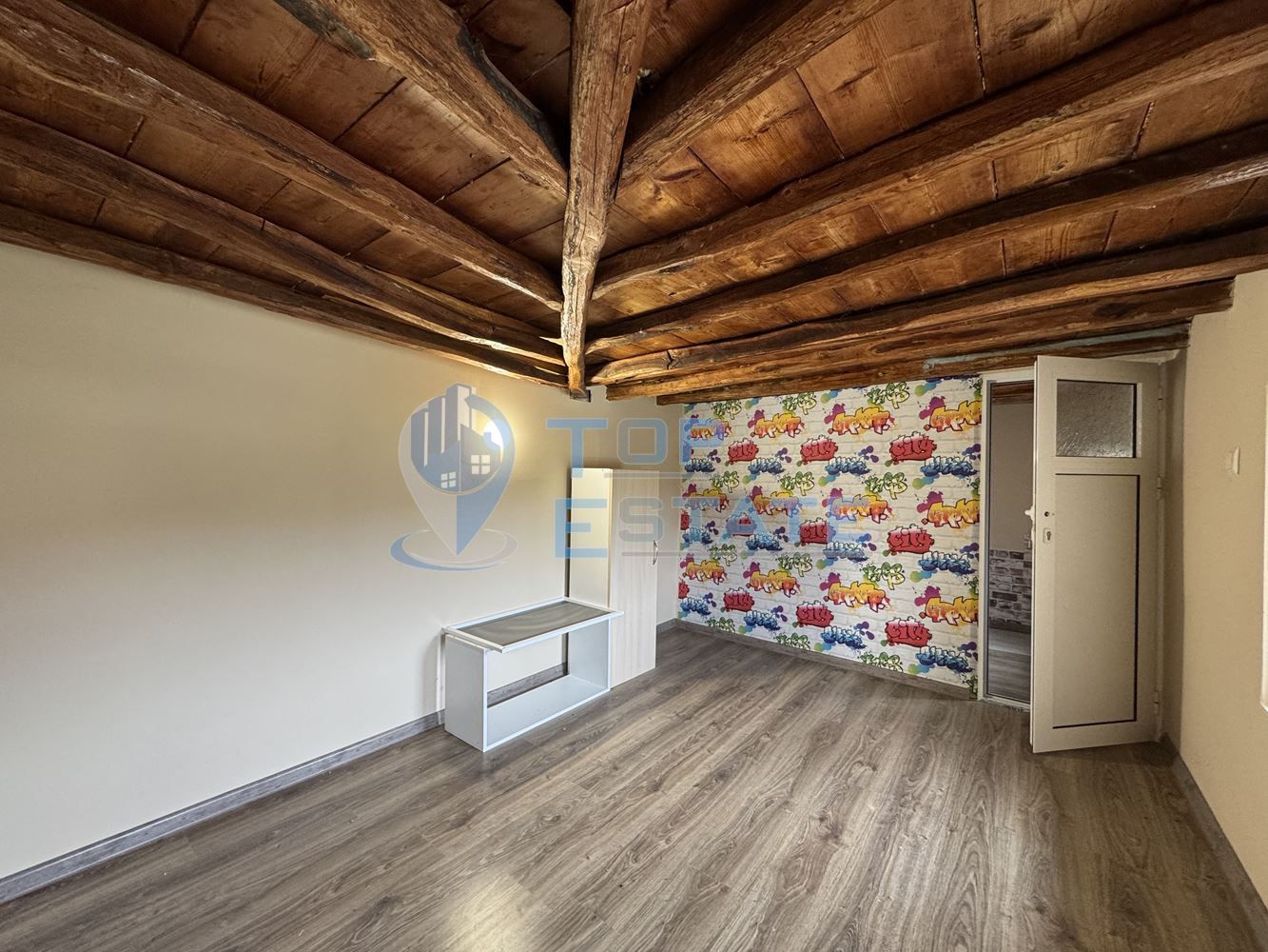 Къща с кладенец и допълнителна постройка в село Пчелище, област Велико Търново - 0