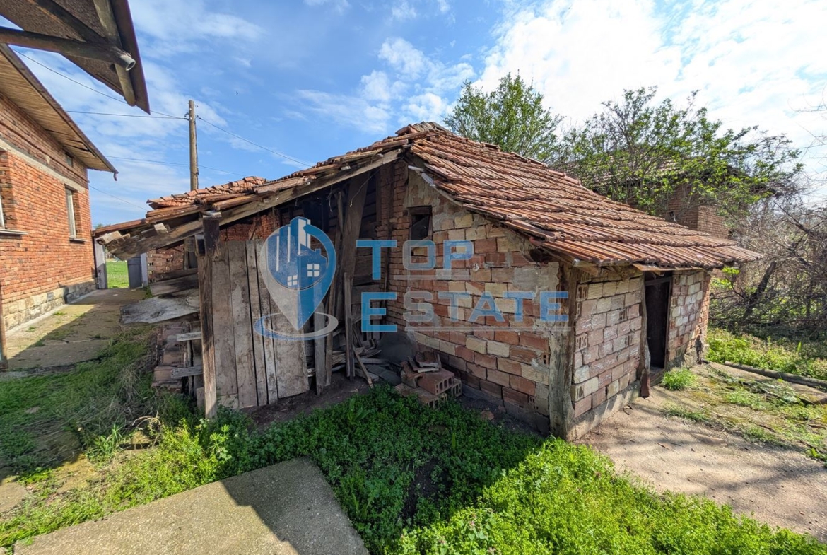 Едноетажна тухлена къща с гараж в село Павел - 0