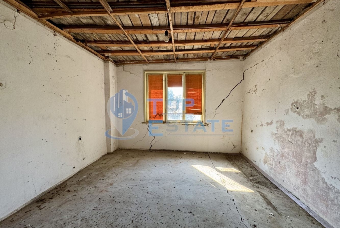 Тухлена къща с кладенец в село Добри дял, област Велико Търново - 0