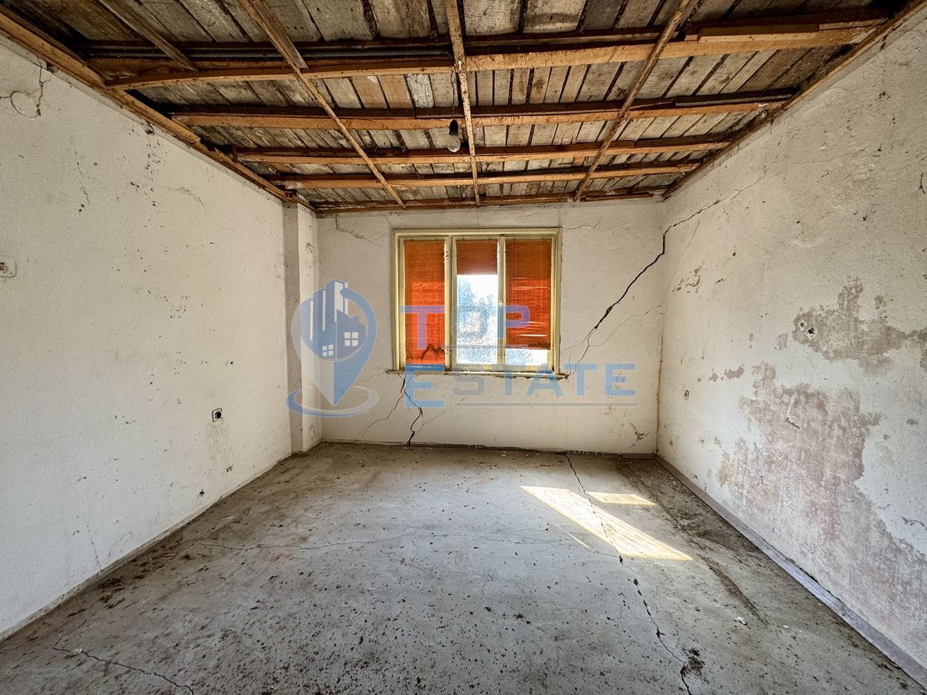 Тухлена къща с кладенец в село Добри дял, област Велико Търново - 0