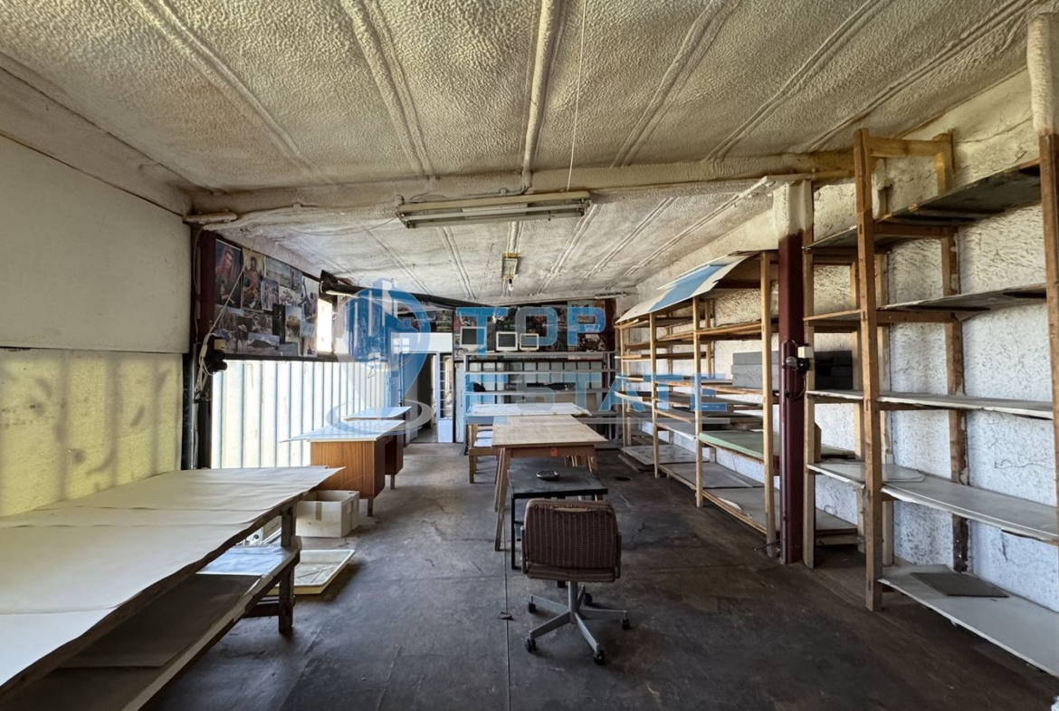 Двуетажна сграда подходяща за развитие на бизнес в центъра на град Павликени, област Велико Търново - 0