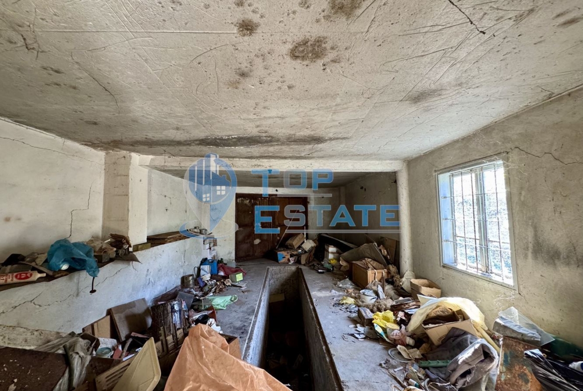 Двуетажна тухлена къща с кладенец и гараж в село Водолей, област Велико Търново - 0