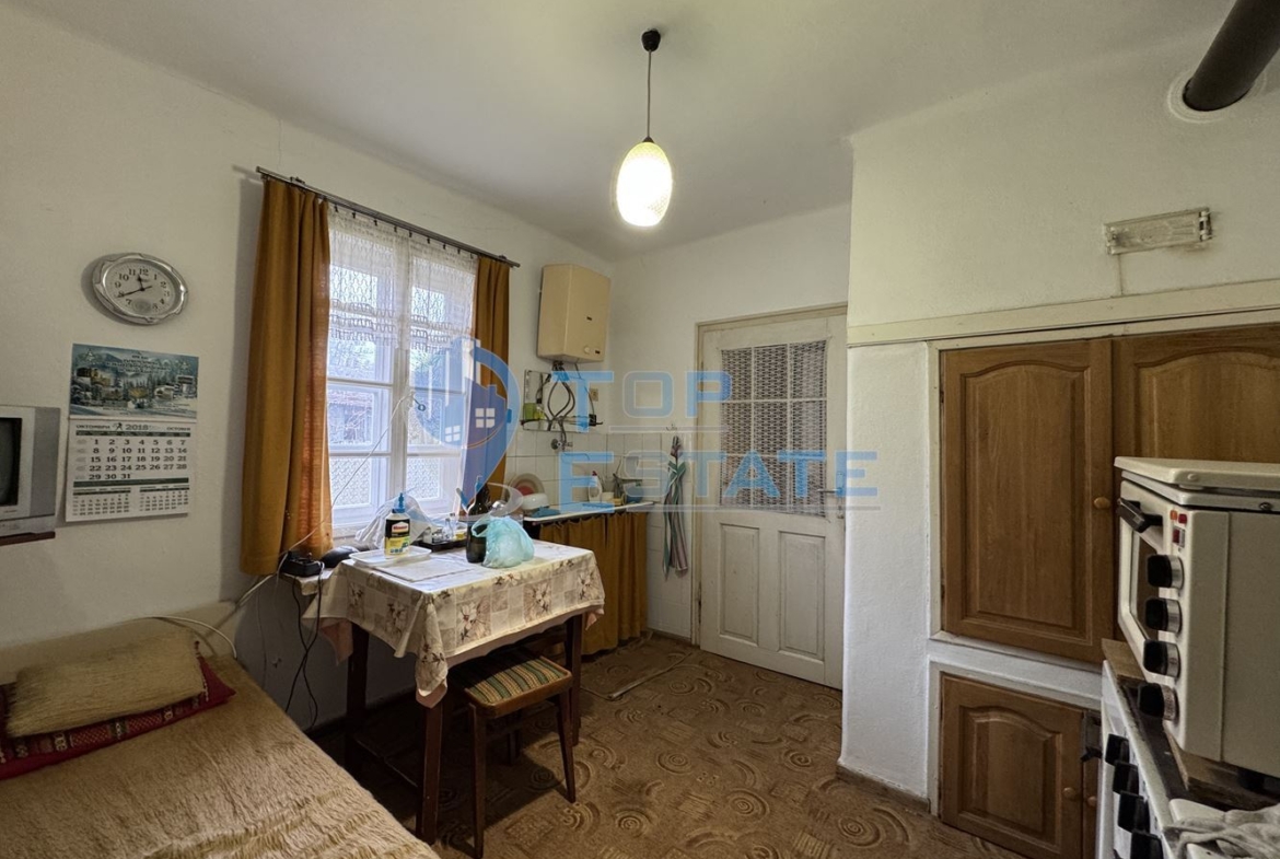 Двуетажна тухлена къща с гараж в с. Константин, област Велико Търново - 0