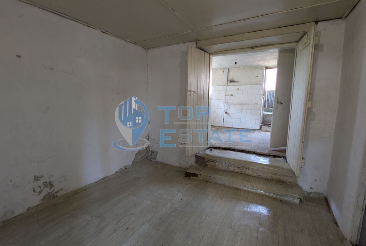 Двуетажна тухлена къща в село Драгижево, област Велико Търново - 0