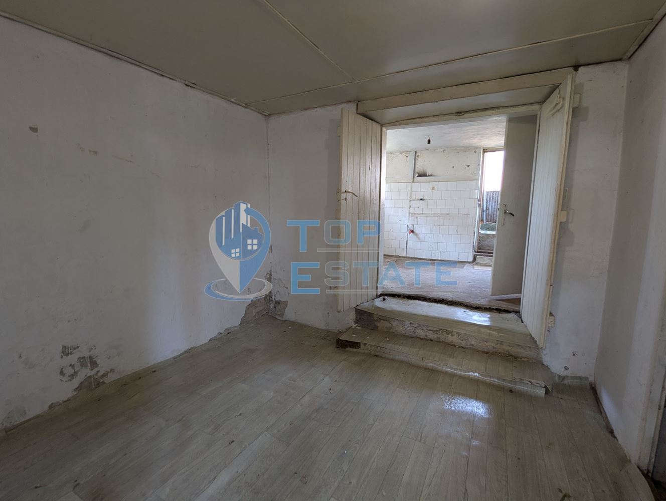 Двуетажна тухлена къща в село Драгижево, област Велико Търново - 0