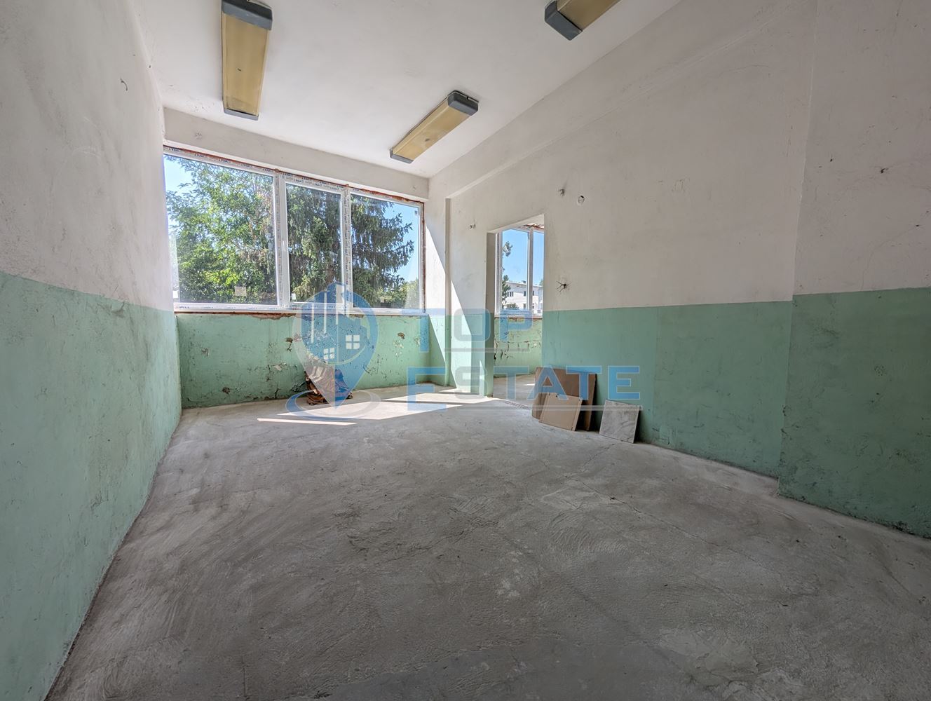 Търговска сграда в центъра на село Самоводене - 0