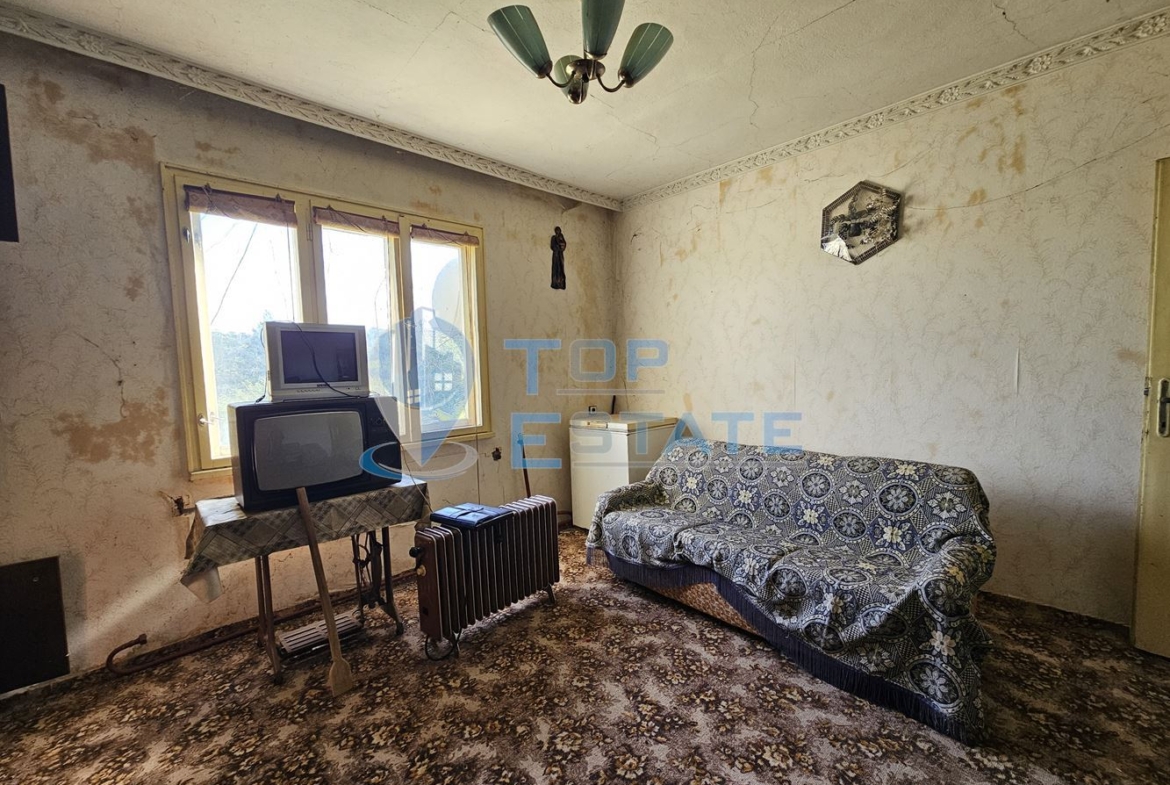 Тухлена къща с вътрешна тоалетна, гараж и голям двор в село Българско сливово, област В. Търново - 0