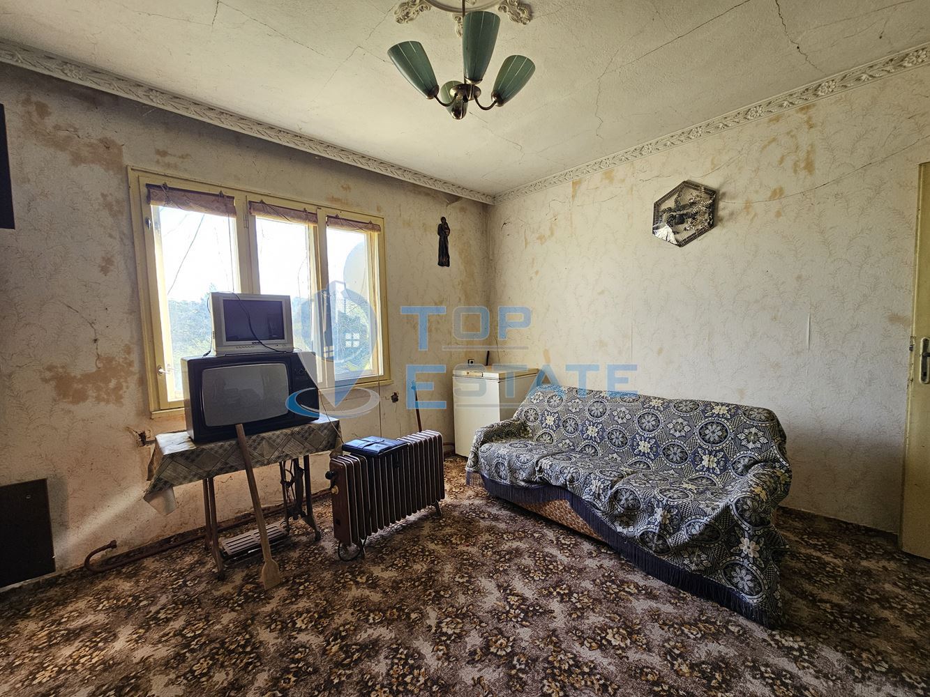 Тухлена къща с вътрешна тоалетна, гараж и голям двор в село Българско сливово, област В. Търново - 0