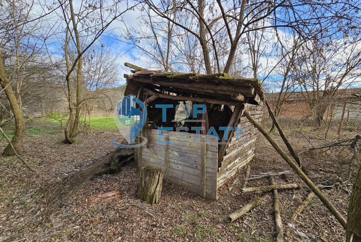 Тухлена къща с вътрешна тоалетна и голям двор в село Драгомирово, община Свищов - 0