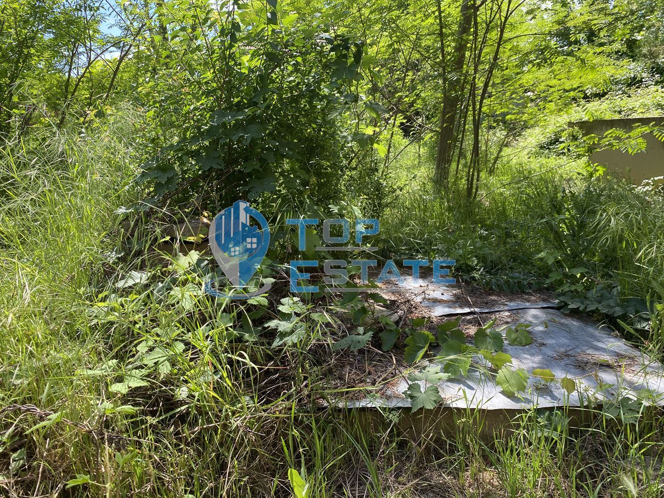 Триетажна тухлена къща с допълнителна постройка и гараж в село Караисен, област Велико Търново.-0 Триетажна тухлена къща с допълнителна постройка и гараж в село Караисен, област Велико Търново. - 0