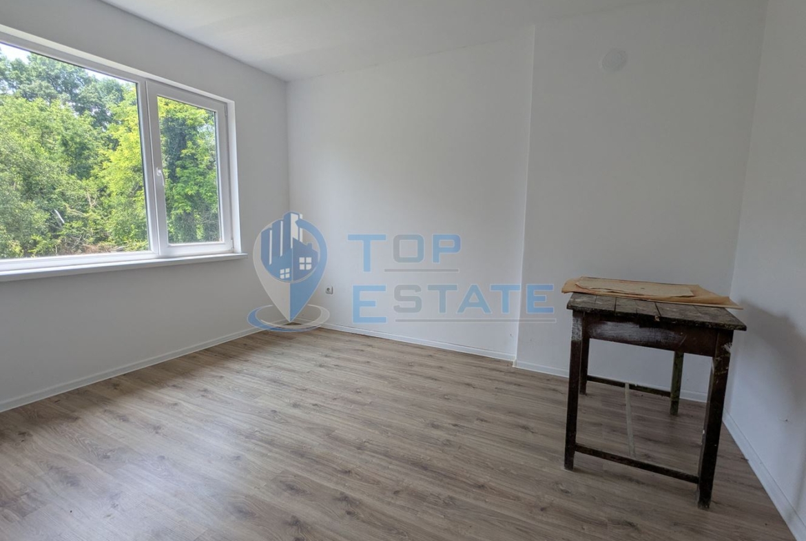 Двуетажна тухлена къща разположена в село Стамболово, община Павликени, област Велико Търново - 0