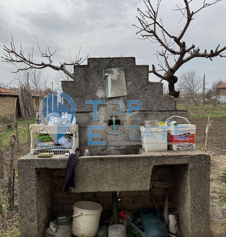 Двуетажна тухлена къща с кладенец в село Ресен, област Велико Търново - 0