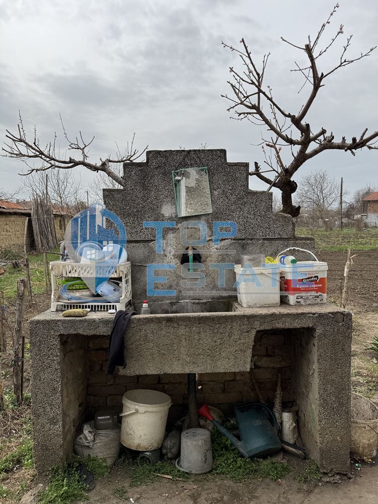 Двуетажна тухлена къща с кладенец в село Ресен, област Велико Търново - 0