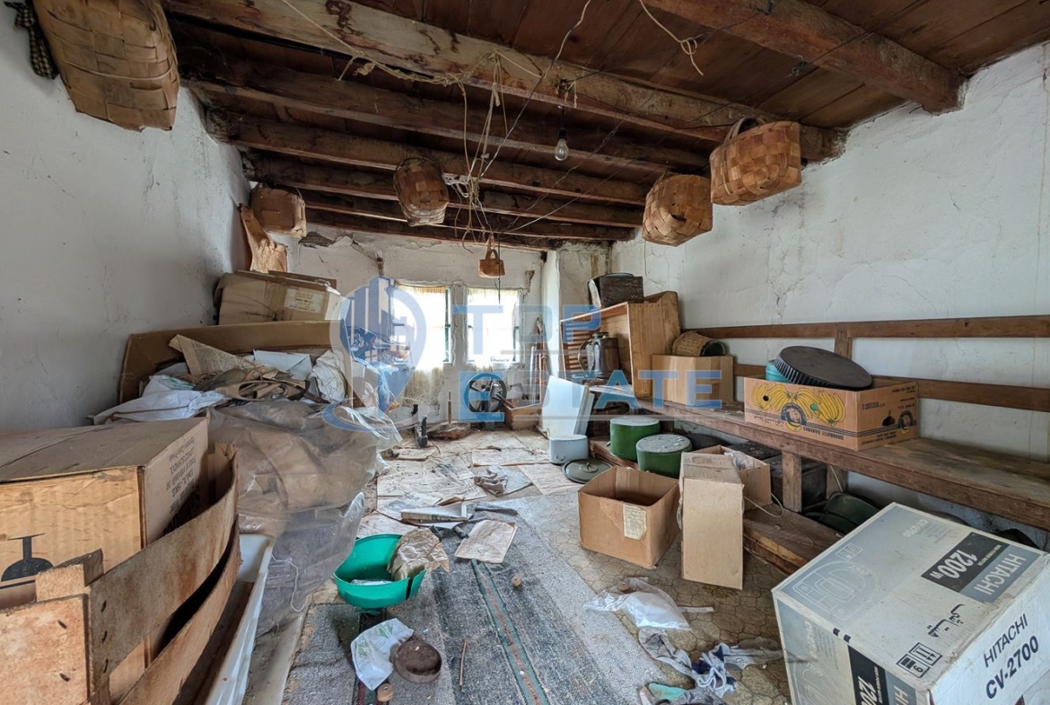 Двуетажна старинна къща с кладенец в село Малки Вършец - 0