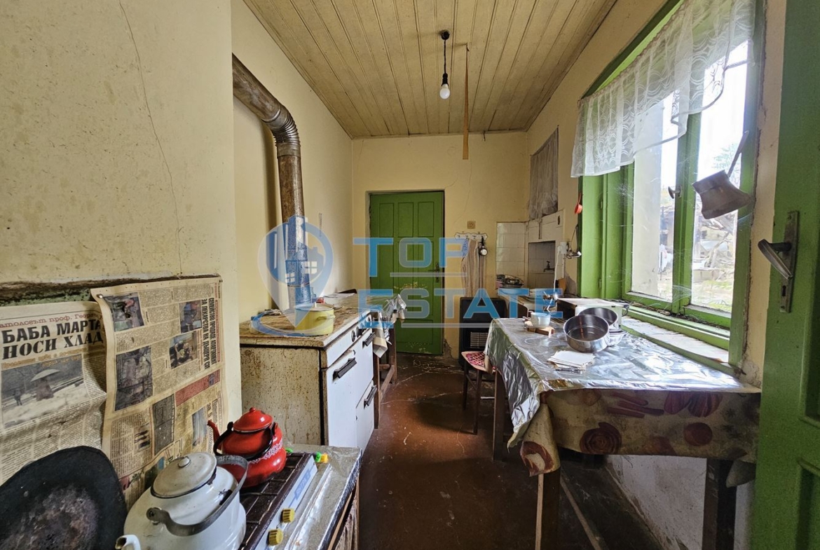 Масивна двуетажна къща с голям двор и гараж в село Караисен - 0