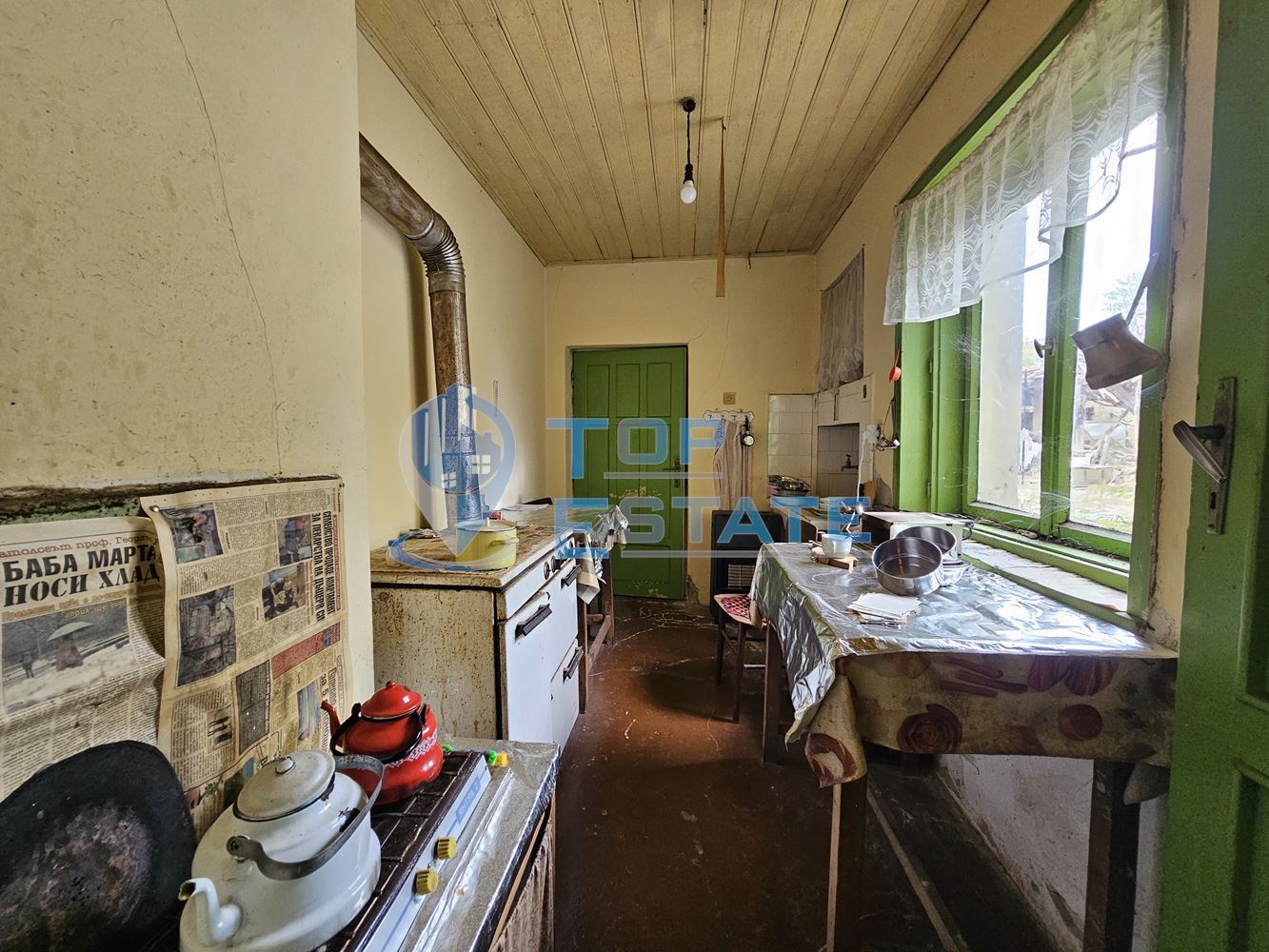 Масивна двуетажна къща с голям двор и гараж в село Караисен - 0