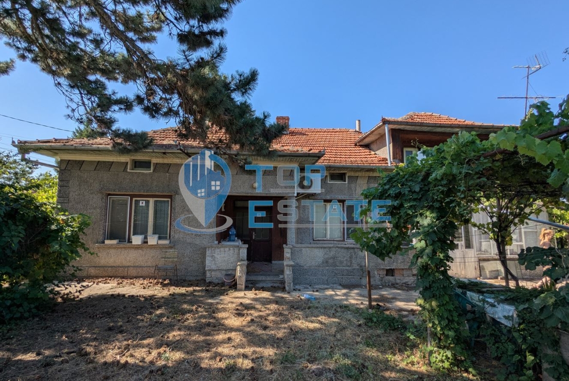 Тухлена къща на тиха и спокойна улица в село Поликраище, област Велико Търново - 0