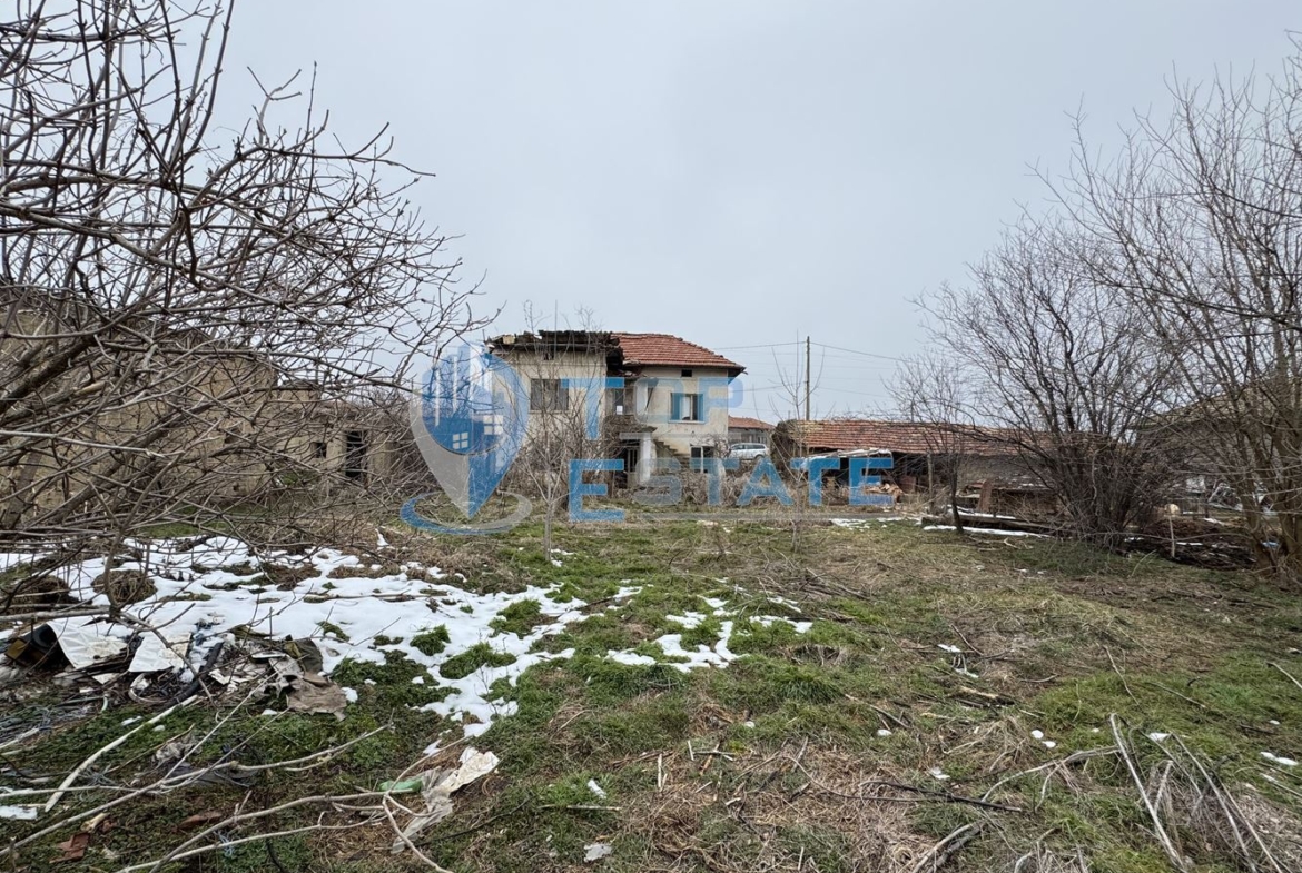 Двуетажна къща с голям двор в село Страхилово, област Велико Търново - 0