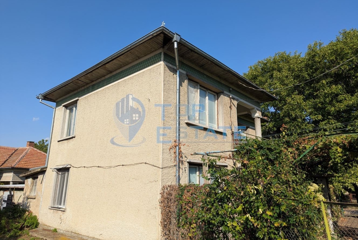 Двуетажна тухлена къща с кладенец в село Поликраище, област Велико Търново - 0