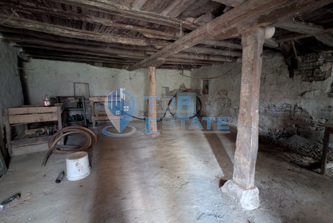 Къща с голям двор и кладенец в село Благоево, област Велико Търново - 0