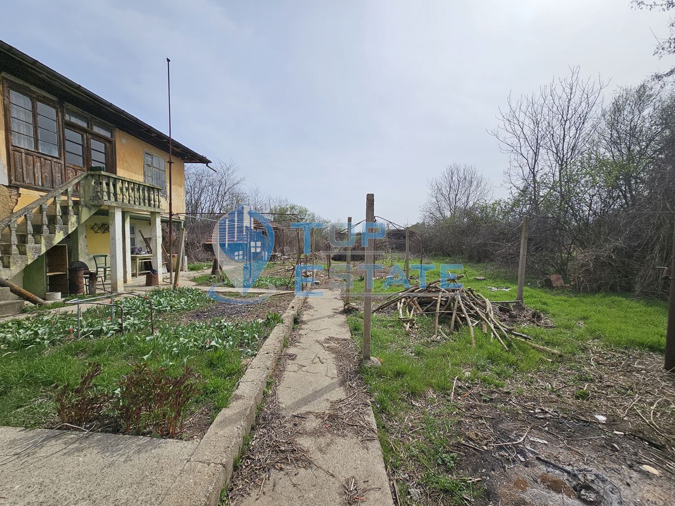 Двуетажна къща с голям двор в село Върбица, област Велико Търново - 0