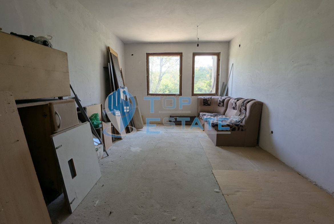 Двустаен апартамент в тухлена сграда в близост до гарата в град Стражица, област Велико Търново - 0